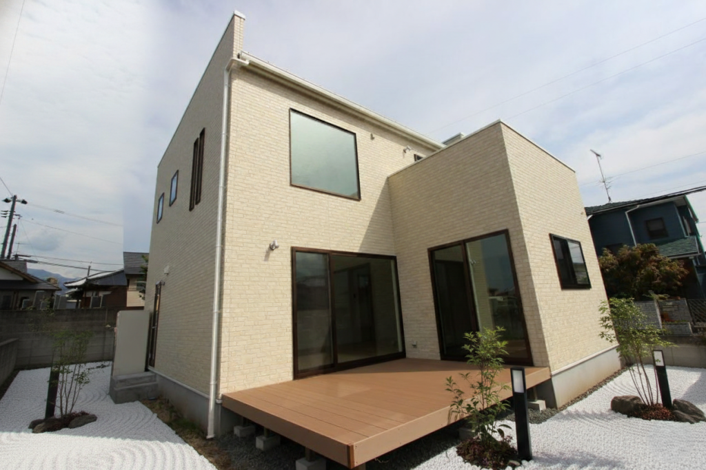 アースハウジング株式会社 一級建築士事務所 正面外壁ガルバがまぶしい、こだわり楽しみプラスしたお家！