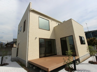 アースハウジング株式会社 一級建築士事務所 正面外壁ガルバがまぶしい、こだわり楽しみプラスしたお家！