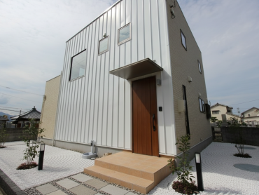 アースハウジング株式会社 一級建築士事務所 正面外壁ガルバがまぶしい、こだわり楽しみプラスしたお家！