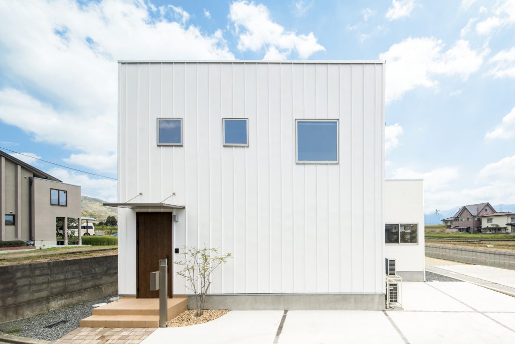 アースハウジング株式会社 一級建築士事務所 青空が似合うホワイト基調のZERO-CUBE+BOX
