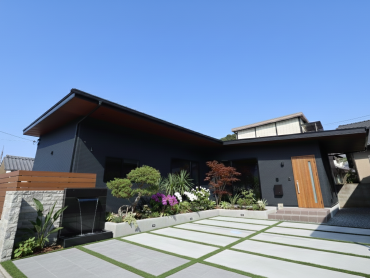 アースハウジング株式会社 一級建築士事務所 美しさと機能性を両立した、ラグジュアリーモダン平屋