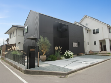 アースハウジング株式会社 一級建築士事務所 家族が自然と集まる“中心の庭”があるコートハウス