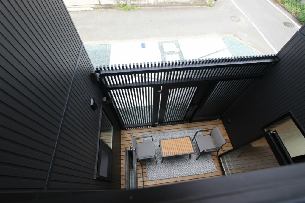 アースハウジング株式会社 一級建築士事務所 家族が自然と集まる“中心の庭”があるコートハウス