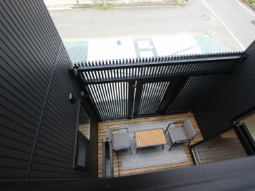 アースハウジング株式会社 一級建築士事務所 家族が自然と集まる“中心の庭”があるコートハウス