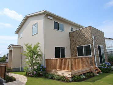 アースハウジング株式会社 一級建築士事務所 庭とウッドデッキでつながる、心地よい住まい