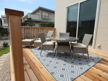 アースハウジング株式会社 一級建築士事務所 庭とウッドデッキでつながる、心地よい住まい