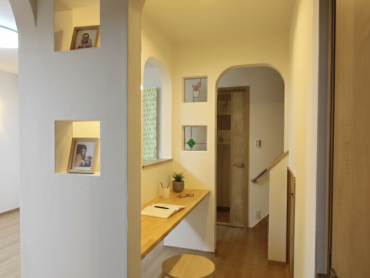 アースハウジング株式会社 一級建築士事務所 やわらかな白壁とロートアイアンが彩る『Blanc Ange』 の暮らし