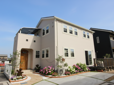 アースハウジング株式会社 一級建築士事務所 やわらかな白壁とロートアイアンが彩る『Blanc Ange』 の暮らし