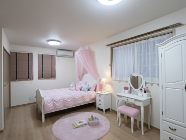 アースハウジング株式会社 一級建築士事務所 やわらかな白壁とロートアイアンが彩る『Blanc Ange』 の暮らし