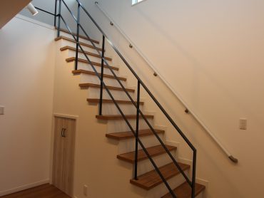 アースハウジング株式会社 一級建築士事務所 庭とウッドデッキでつながる、心地よい住まい