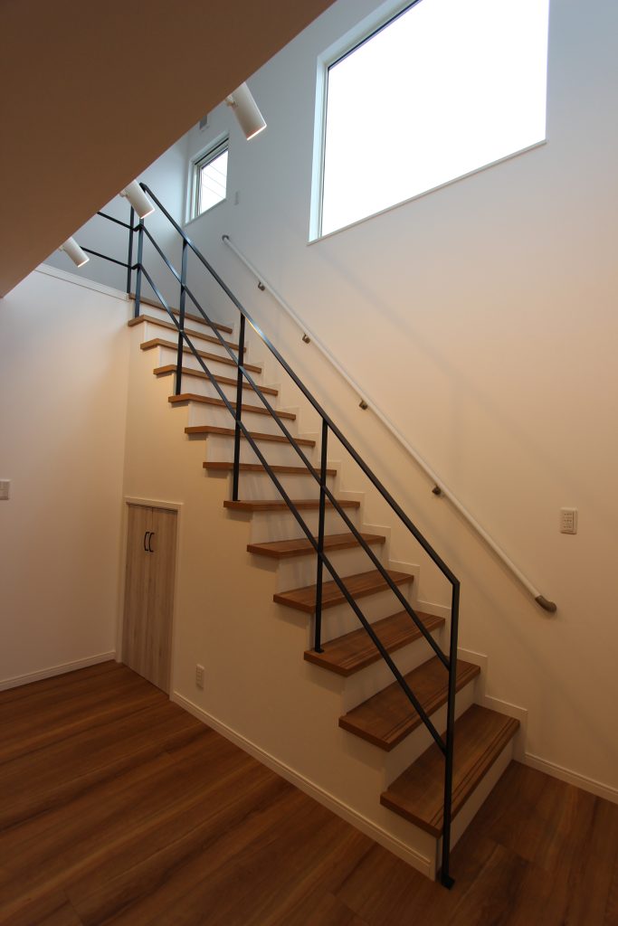 アースハウジング株式会社 一級建築士事務所 庭とウッドデッキでつながる、心地よい住まい