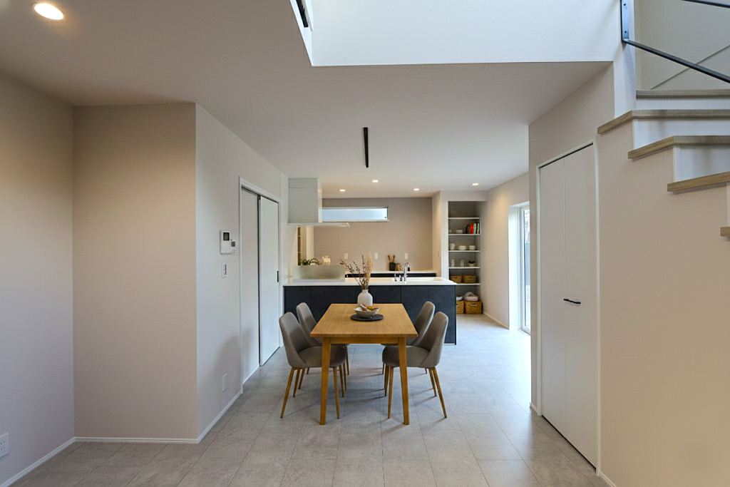 アースハウジング株式会社 一級建築士事務所 1階中心で暮らしが整うスタイリッシュな住まい