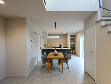 アースハウジング株式会社 一級建築士事務所 1階中心で暮らしが整うスタイリッシュな住まい