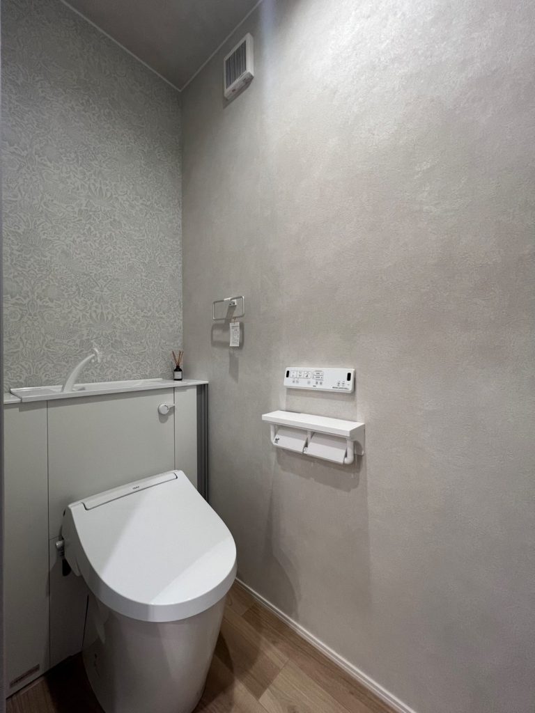 アースハウジング株式会社 一級建築士事務所 シンプルな外観からは想像できないホテルライクな住まい