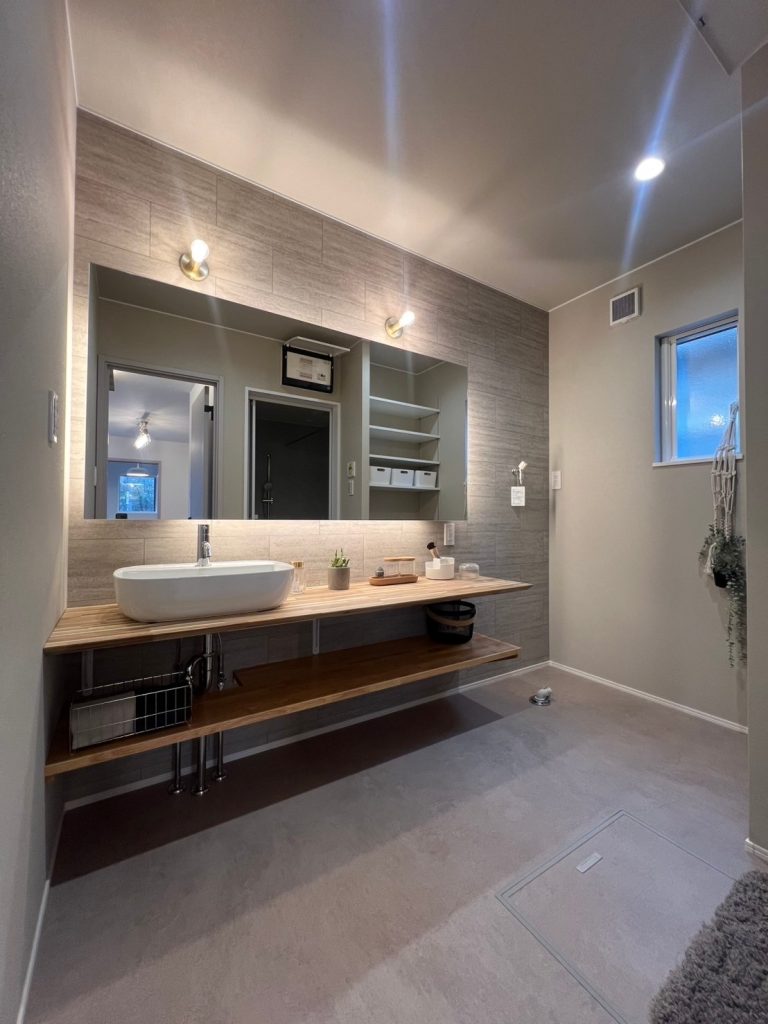 アースハウジング株式会社 一級建築士事務所 シンプルな外観からは想像できないホテルライクな住まい