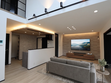 アースハウジング株式会社 一級建築士事務所 吹き抜けが光を届ける、上質なリビングのある家