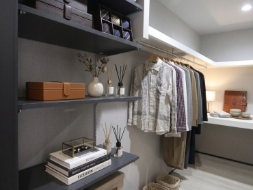 アースハウジング株式会社 一級建築士事務所 吹き抜けが光を届ける、上質なリビングのある家