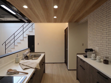 アースハウジング株式会社 一級建築士事務所 吹き抜けが光を届ける、上質なリビングのある家