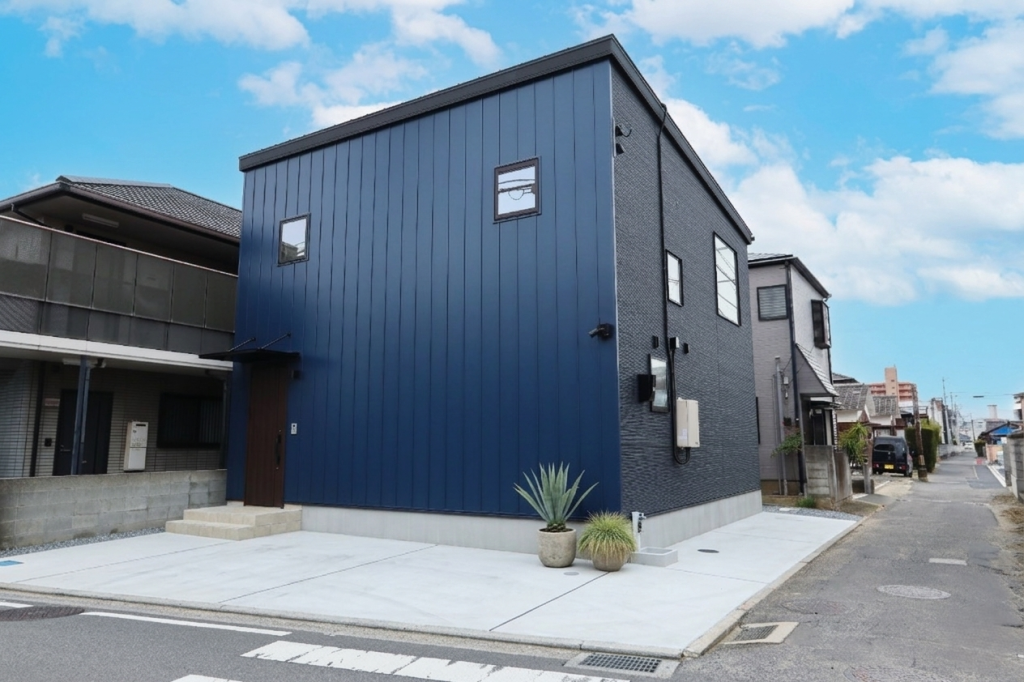 アースハウジング株式会社 一級建築士事務所 吹き抜けが光を届ける、上質なリビングのある家