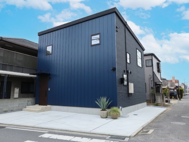 アースハウジング株式会社 一級建築士事務所 吹き抜けが光を届ける、上質なリビングのある家