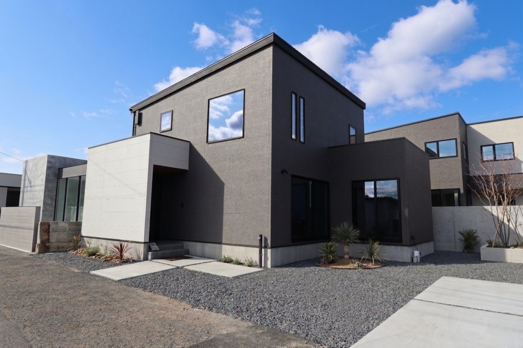 アースハウジング株式会社 一級建築士事務所 光と影が織りなす、大人の空間。夜の静寂も愉しむ住まい【ZERO-CUBE＋BOX】