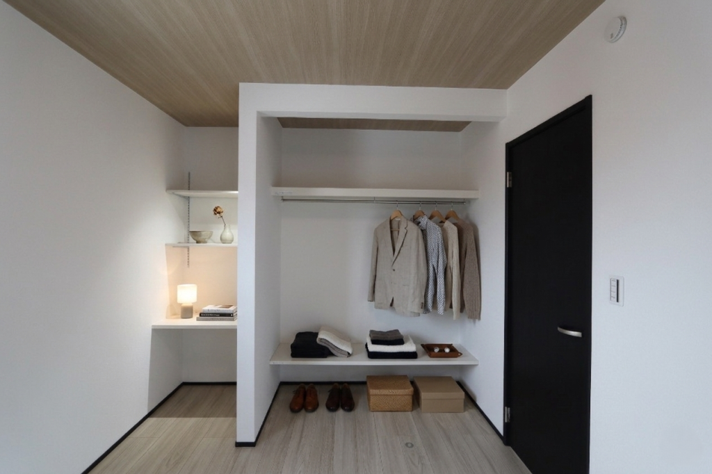 アースハウジング株式会社 一級建築士事務所 吹き抜けが光を届ける、上質なリビングのある家