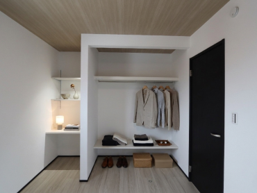 アースハウジング株式会社 一級建築士事務所 吹き抜けが光を届ける、上質なリビングのある家